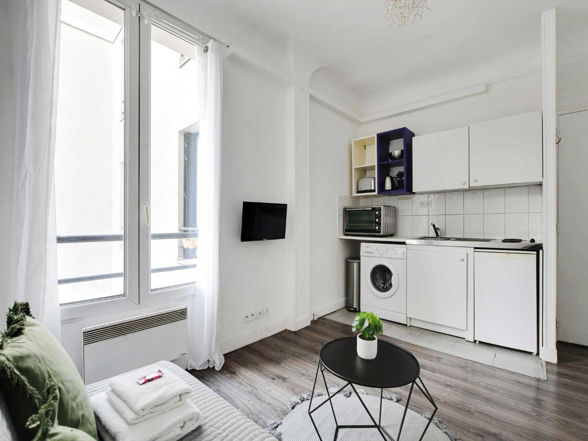 - 2p- Place De Clichy Apartment