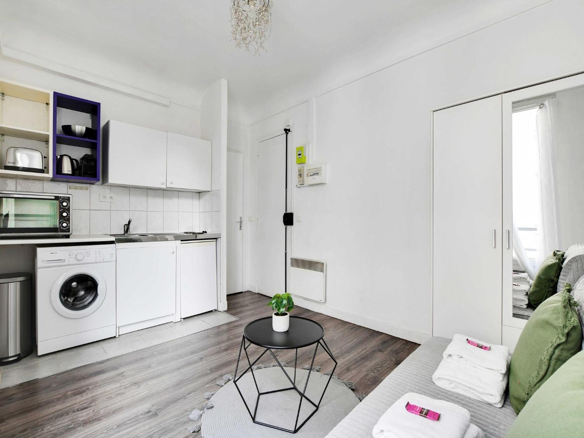 - 2p- Place De Clichy Apartment